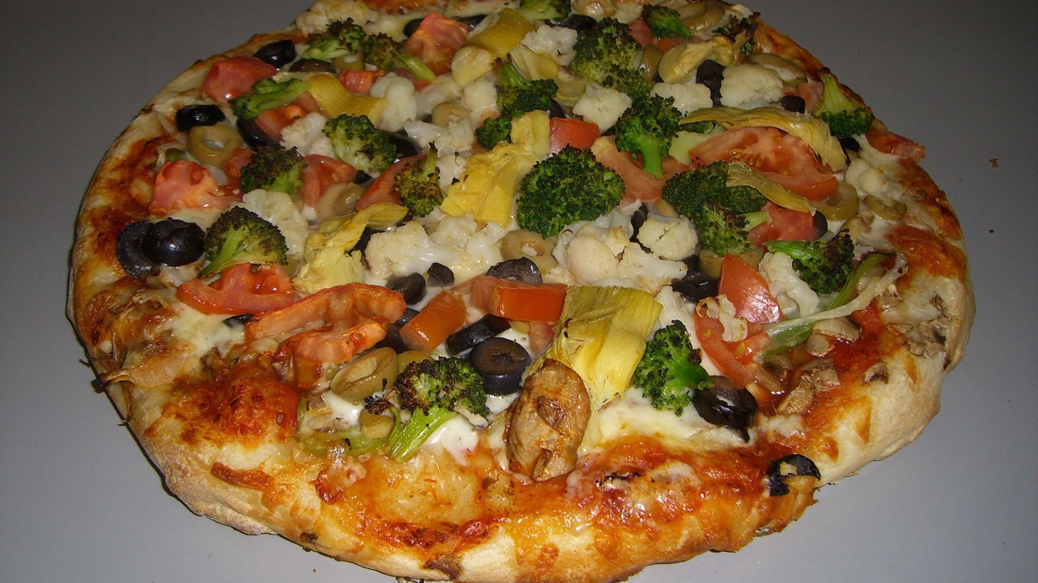 Pizza végétarienne artisanale de la Pizzeria Chez Jenni, préparée avec des ingrédients frais